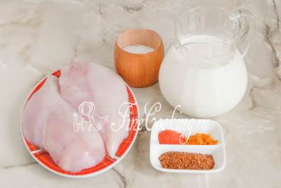 Шаг 1. Для того чтобы приготовить куриную грудку в молоке, нам понадобятся следующие ингредиенты: куриная грудка (у меня две половинки одной курицы), молоко, соль, приправа для курицы, паприка и куркума