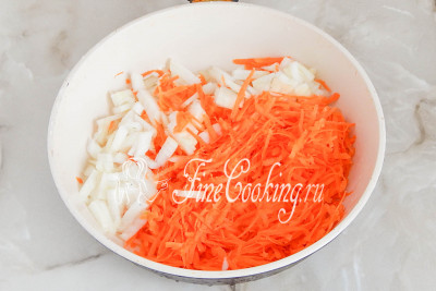 Шаг 3. Теперь очищаем морковь и репчатый лук, измельчаем овощи (морковь на крупной терке, лук - мелким кубиком) и поджариваем на растительном масле до мягкости, аромата и румяности