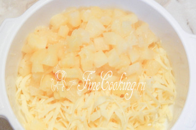 Шаг 3. Затем нарезаем кубиками консервированные ананасы, который предварительно отцедим от сиропа
