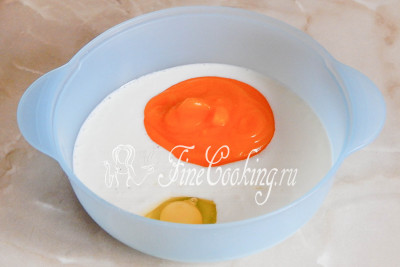 Шаг 2. Выливаем в подходящую посуду кефир комнатной температуры (если будет холодным, оладьи могут не подняться), добавляем яйцо и тыквенное пюре