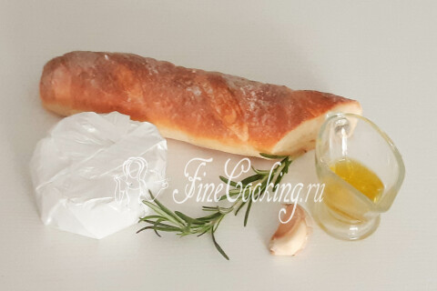 Сыр Камамбер, запеченный в духовке с чесноком и хлебом. Шаг 1