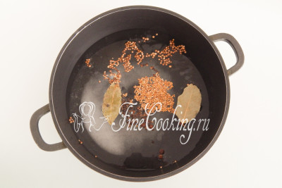 В подходящую по объему посуду наливаем 2 литра воды