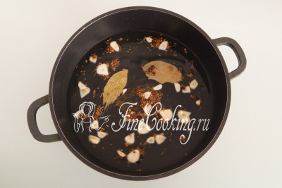 Ставим на огонь, доводим до кипения и варим буквально минуту - дольше нет смысла