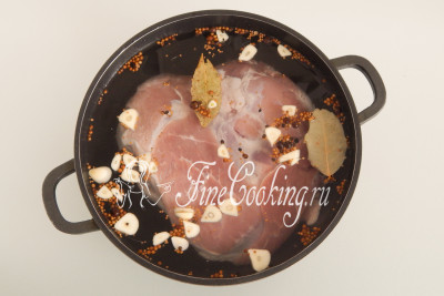 Закладываем свинину в подготовленный рассол, закрываем кастрюлю крышкой и отправляем в холодильник на сутки