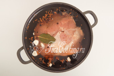 Спустя отведенное время свинина просолится и впитает в себя ароматы приправ