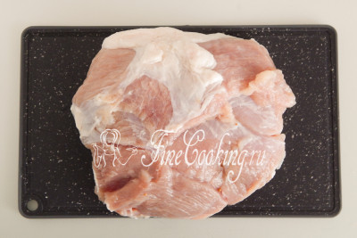 Достаем его из рассола и перекладываем на разделочную доску