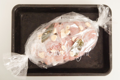 Перекладываем заготовку на противень или в форму для выпечки подходящего размера