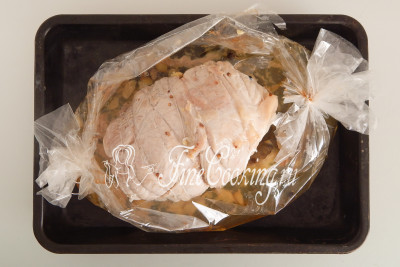 При приготовлении домашней буженины очень важно не пересушить мясо, поэтому уже спустя примерно 1 час 15 минут можно проверять его готовность