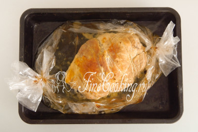 Для аппетитного внешнего вида дополнительно я немного подрумяниваю буженину под грилем - буквально 5-7 минут, чтобы мясо сохранилось сочность