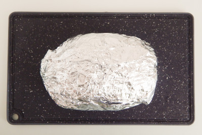 Достаем мясо и сразу же (прямо горячим) заворачиваем в фольгу