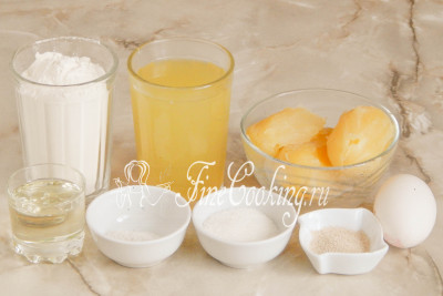 Шаг 1. Чтобы приготовить домашнее дрожжевое тесто на картофельном отваре, нам понадобятся следующие ингредиенты: пшеничная мука (у меня высшего сорта, но подойдет и первого), картофельный отвар и вареный в нем картофель, сырое куриное яйцо, рафинированное растительное (я использую подсолнечное) масло, соль, сахарный песок и быстродействующие дрожжи