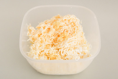 Перекладываем тертые яйца и плавленый сыр в миску, добавляем измельченный чеснок