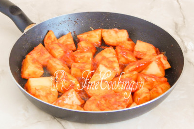 Шаг 11. Картофель с томатом обжарился