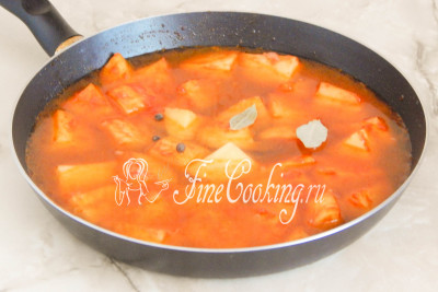 Шаг 12. Заливаем его водой (лучше кипятком, чтобы не останавливать процесс термической обработки), добавляем лавровый лист и горошины душистого перца