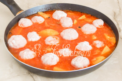 Шаг 14. Закладываем в посуду фрикадельки, погружая их в томатный соус между картофельными ломтиками