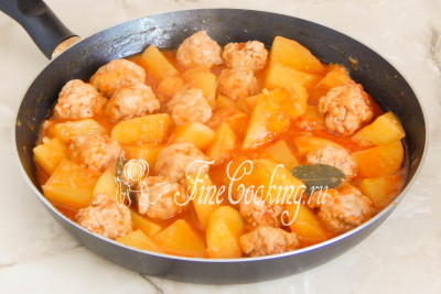 Шаг 15. У меня фрикадельки с картошкой в томатном соусе были готовы спустя 20 минут, но вы лучше проверьте: проткните ломтик ножом