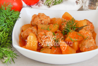 Шаг 16. Подаем это ароматное, вкусное и сытное блюдо в горячем виде со свежими (консервированными) овощами и зеленью