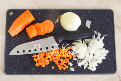 В процессе чистим и нарезаем мелким кубиком крупную морковь и луковицу