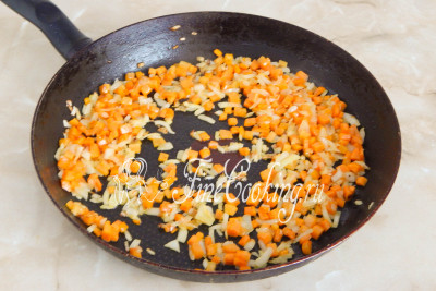 Вот уже лук с морковкой приятно запахли жареными овощами - пора снимать их с помощью все той же шумовки (большой ложки с дырочками - для тех, кто не знает), перекладывая в посуду с курицей и грибами
