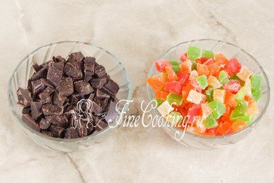 Горький шоколад (50 граммов) нарезаем мелким кубиком, а 100 граммов цукатов режем помельче, чтобы они потом равномерно разошлись по всему объему теста