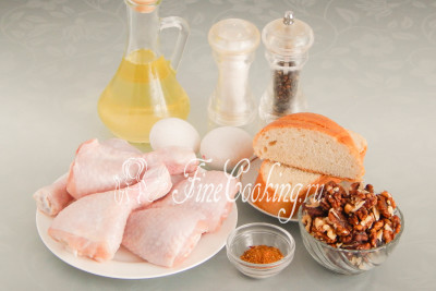 Для приготовления этого простого и вкусного блюда нам понадобятся следующие ингредиенты: куриные голени, белый хлеб (или батон), очищенные грецкие орешки, куриные яйца, рафинированное растительное (я использую подсолнечное) масло, приправа для курицы, соль и молотый черный перец