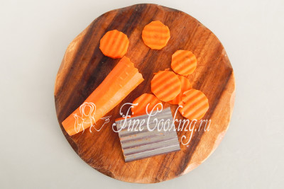 Морковь (около 100 граммов): моем, чистим и режем, как больше нравится