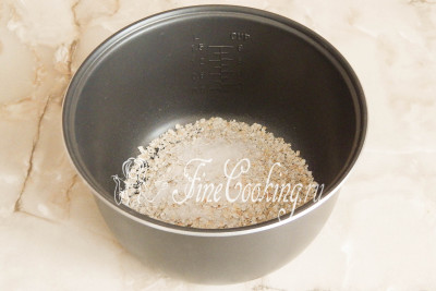 В чашу мультиварки засыпаем стакан овсяных хлопьев, добавляем щепотку соли и сахарный песок (можно заменить сахарной пудрой)