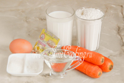 Шаг 1. В рецепт солнечных морковных блинчиков входят следующие ингредиенты: молоко (любой жирности), сырая морковь (масса в уже очищенном виде), пшеничная мука высшего или первого сорта, сырое куриное яйцо, сахарный песок, соль, рафинированное растительное (в моем случае подсолнечное) масло, а также щепотка ванилина для аромата (при желании можно заменить половиной чайной ложки ванильного сахара)