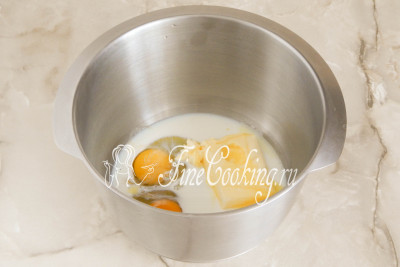 В другой посуде соединяем молоко, куриные яйца и мягкое сливочное масло