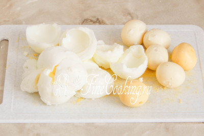 Когда куриные яйца будут готовы, ставим их прямо в кастрюльке под холодную проточную воду минут на 5