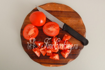 Зрелые, но плотные и упругие томаты (350 граммов - это 4-6 штук среднего размера) нарезаем ломтиками среднего размера