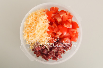 Перекладываем копченую колбасу, помидоры и сыр в подходящую по объему посуду