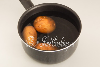 Моем картофель (3 крупных), закладываем его в кастрюльку, заливаем водой и ставим вариться в мундире до полной готовности