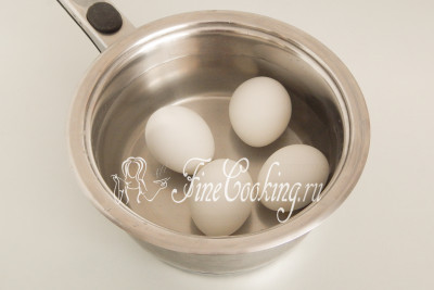 Попутно ставим вариться куриные яйца вкрутую - 9-10 минут после закипания на среднем огне