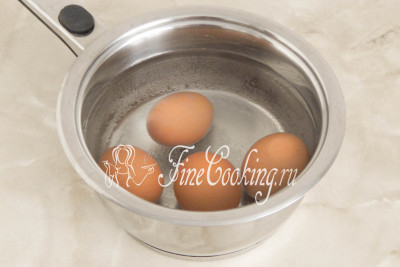 Следом ставим вариться куриные яйца (у меня крупные - около 55 граммов каждое) вкрутую - 9-10 минут после закипания на среднем огне