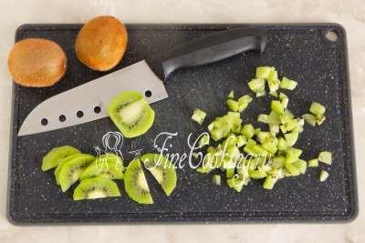 Главные ингредиентом, благодаря которому салат получил название малахитовый браслет, является киви