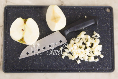 Яблоко среднего размера (желательно кисло-сладких сортов) чистим, вырезаем семенные коробочки и нарезаем мякоть мелким кубиком