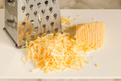 Сыр измельчаем на крупной терке