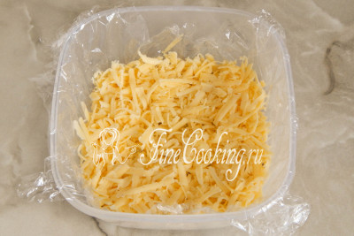 Следом кладем измельченный на крупной терке сыр, равномерно распределяя его по всему периметру