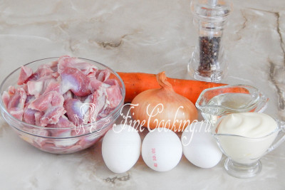 В рецепт этого [несложного салата](/recipe/salat-raduga) входят такие ингредиенты, как: куриные желудочки, репчатый лук, морковь, маринованные (можно соленые) огурцы - забыла положить для фото, рафинированное растительное масло для жарки овощей, куриные яйца, майонез (несомненно, лучше всего [домашний](/recipe/majonez-domashnego-prigotovlenija)) и немного молотого черного перца (по вкусу)