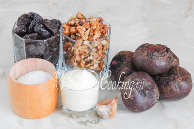 Салат со свеклой, черносливом и грецким орехом - рецепт с фото