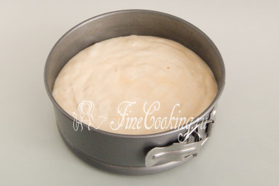 Перекладываем бисквитное тесто в заранее подготовленную форму для выпечки