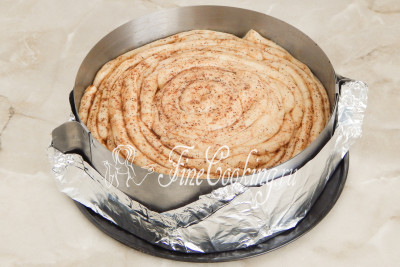 За это время тесто расстоится и заготовка заметно подрастет - пока выпекать шотландский спиральный пирог