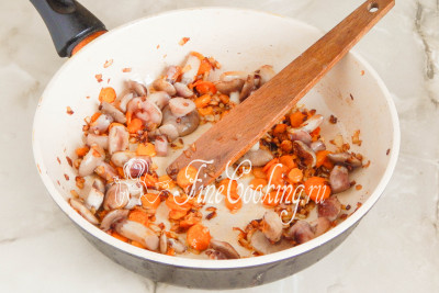 Лук, морковка и грибы хорошо обжарились, зарумянились и очень вкусно пахнут