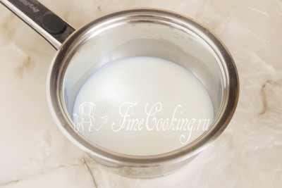 Берем небольшую кастрюльку (желательно с толстым дном) или сотейник, наливаем в нее молоко и воду
