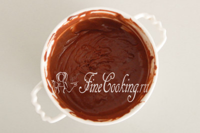 Даем шоколадному крему полностью остыть, после чего взбиваем миксером или венчиком буквально секунд 10-15 до пышности