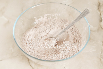 Все тщательно перемешиваем, чтобы сухие ингредиенты равномерно разошлись по смеси, и просеиваем через мелкое сито