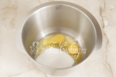 В другую посуду большего объема разбиваем пару куриных яиц, добавляем 200 граммов сахарного песка
