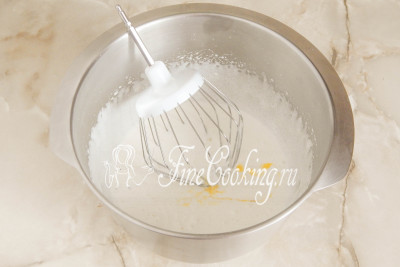 Взбиваем все с помощью миксера на высокой скорости около 5-7 минут до полного растворения кристалликов сахара