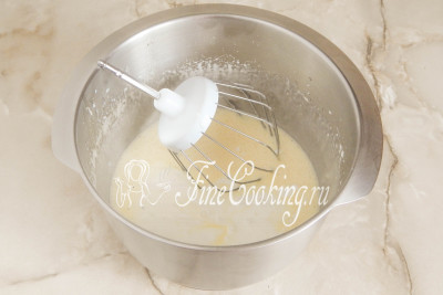 На следующем этапе добавляем 250 миллилитров кефира (любой жирности), все активно перемешиваем или взбиваем миксером буквально несколько секунд